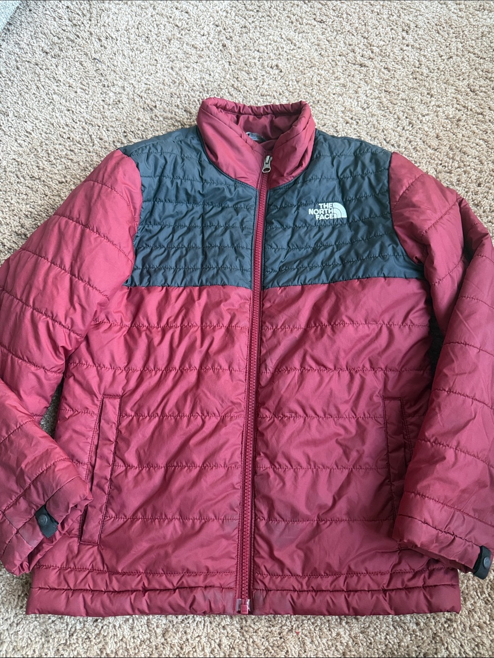 The North Face Boys Puffer Jacket in Maroon and Charcoal Size M